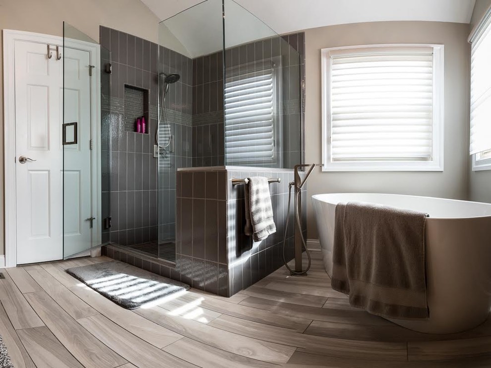 Idéer för att renovera ett mellanstort vintage en-suite badrum, med ett fristående badkar, en hörndusch, grå kakel, keramikplattor, klinkergolv i porslin, släta luckor, skåp i mörkt trä, bruna väggar och ett undermonterad handfat