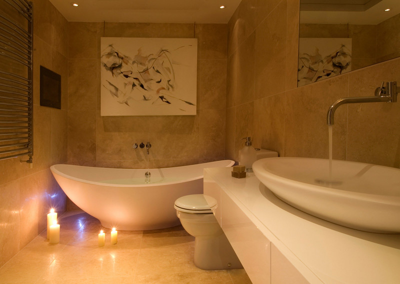 Foto di una stanza da bagno contemporanea di medie dimensioni con lavabo rettangolare, vasca freestanding, doccia alcova, WC a due pezzi, pareti beige e pavimento in pietra calcarea