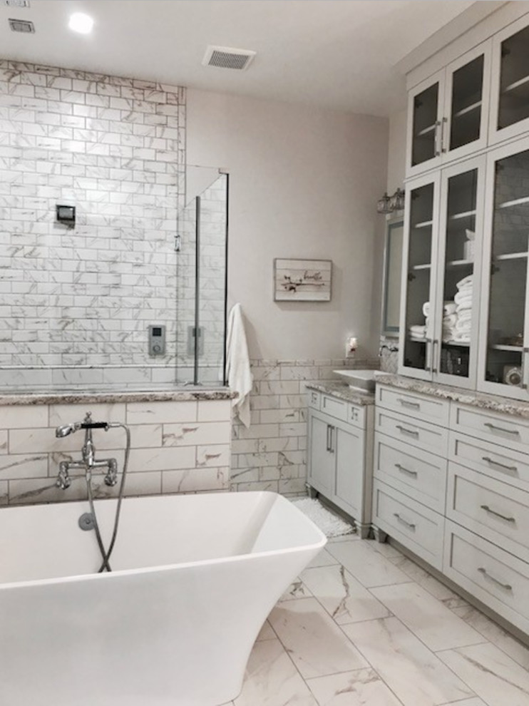 Inspiration pour une salle de bain principale rustique de taille moyenne avec un placard à porte shaker, des portes de placard grises, une baignoire indépendante, un carrelage gris, un carrelage métro, un mur gris, un sol en carrelage de porcelaine, une vasque et un sol gris.