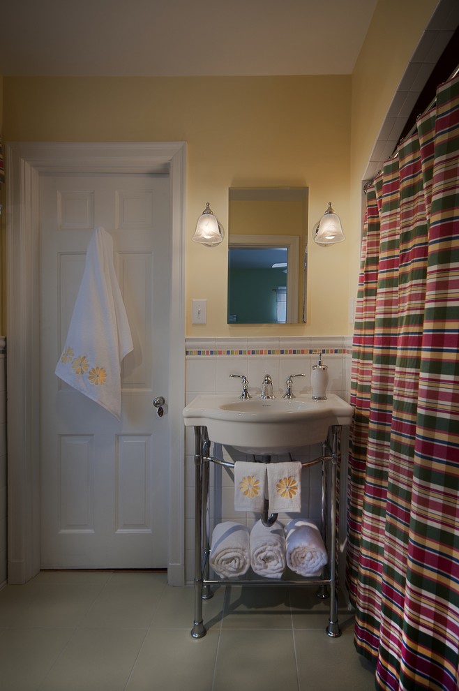 Idée de décoration pour une salle de bain tradition de taille moyenne avec un plan vasque, WC séparés, un carrelage multicolore, un mur jaune, une baignoire en alcôve, des carreaux de céramique et un sol en carrelage de porcelaine.