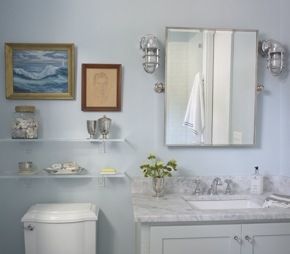 Idée de décoration pour une salle de bain marine avec un plan de toilette en marbre.