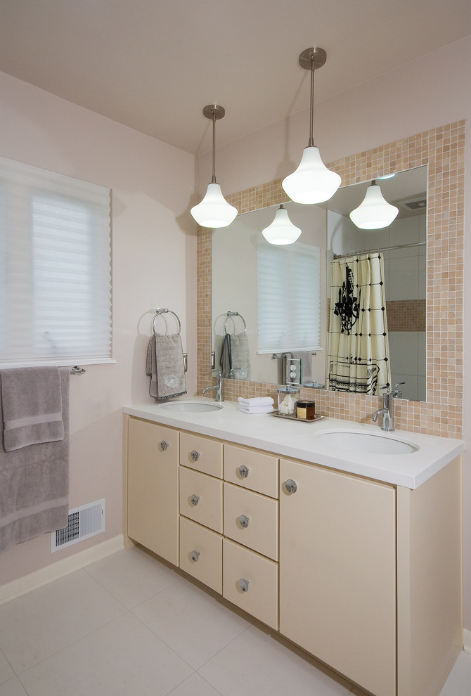 Пример оригинального дизайна: ванная комната в современном стиле с плиткой мозаикой и розовыми стенами