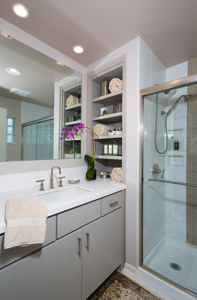 Idées déco pour une douche en alcôve contemporaine avec un lavabo encastré, WC séparés, un carrelage blanc, un mur blanc et un sol en carrelage de céramique.