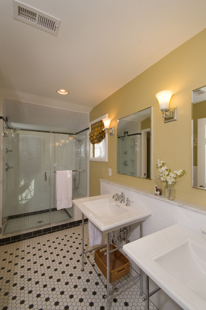 Klassisches Badezimmer En Suite mit Waschtischkonsole, Duschnische, Wandtoilette mit Spülkasten, weißen Fliesen und gelber Wandfarbe in Kolumbus