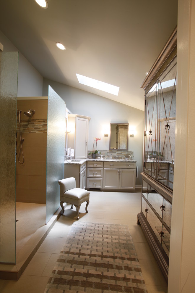 Inspiration för eklektiska en-suite badrum, med ett undermonterad handfat, släta luckor, beige skåp, granitbänkskiva, en dusch i en alkov, beige kakel, keramikplattor, beige väggar och klinkergolv i keramik