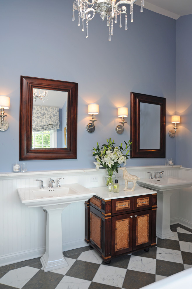 Idee per una stanza da bagno padronale classica con lavabo a colonna, consolle stile comò, vasca freestanding, doccia ad angolo, WC a due pezzi, pareti blu e pavimento in marmo