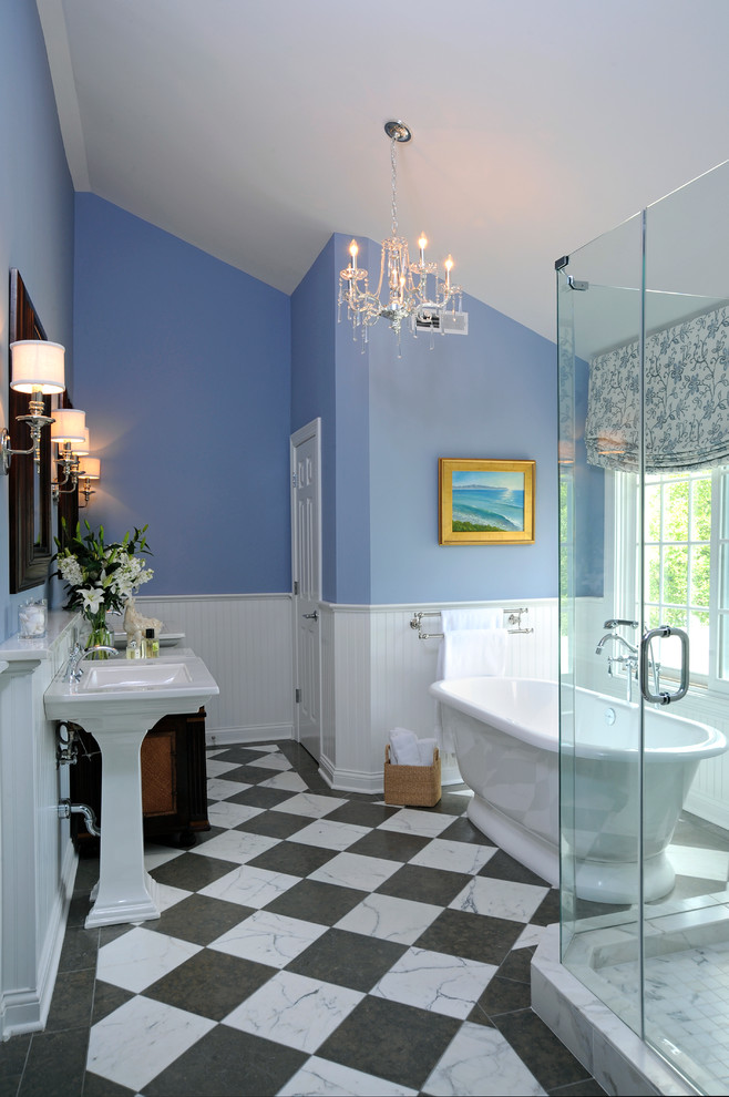 Foto på ett vintage en-suite badrum, med ett piedestal handfat, möbel-liknande, ett fristående badkar, en hörndusch, en toalettstol med separat cisternkåpa, blå väggar och marmorgolv