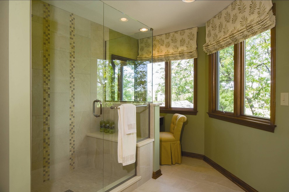 Cette image montre une salle de bain principale bohème avec un lavabo encastré, un placard avec porte à panneau surélevé, des portes de placard noires, un plan de toilette en granite, une douche d'angle, WC séparés, un carrelage beige, des carreaux de céramique, un mur vert et un sol en calcaire.