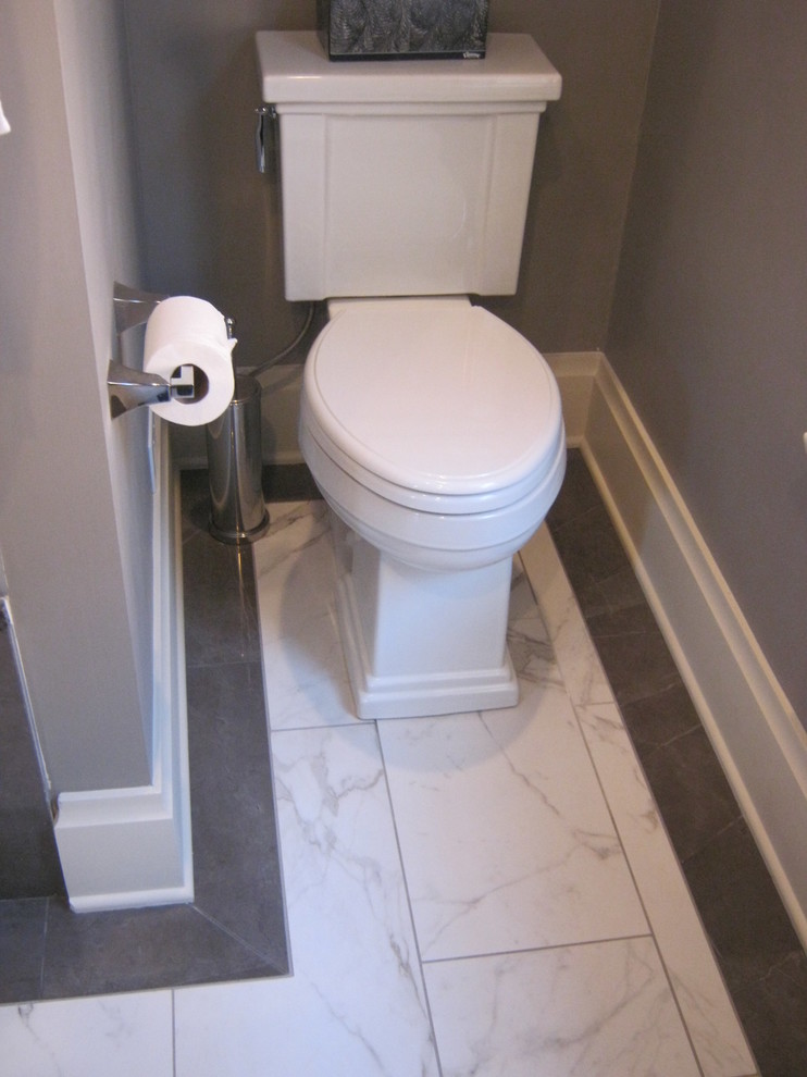 Idées déco pour un WC et toilettes classique en bois foncé de taille moyenne avec un lavabo encastré, un placard à porte shaker, un plan de toilette en quartz modifié, WC séparés, un carrelage gris, des carreaux de porcelaine, un mur gris et un sol en carrelage de porcelaine.