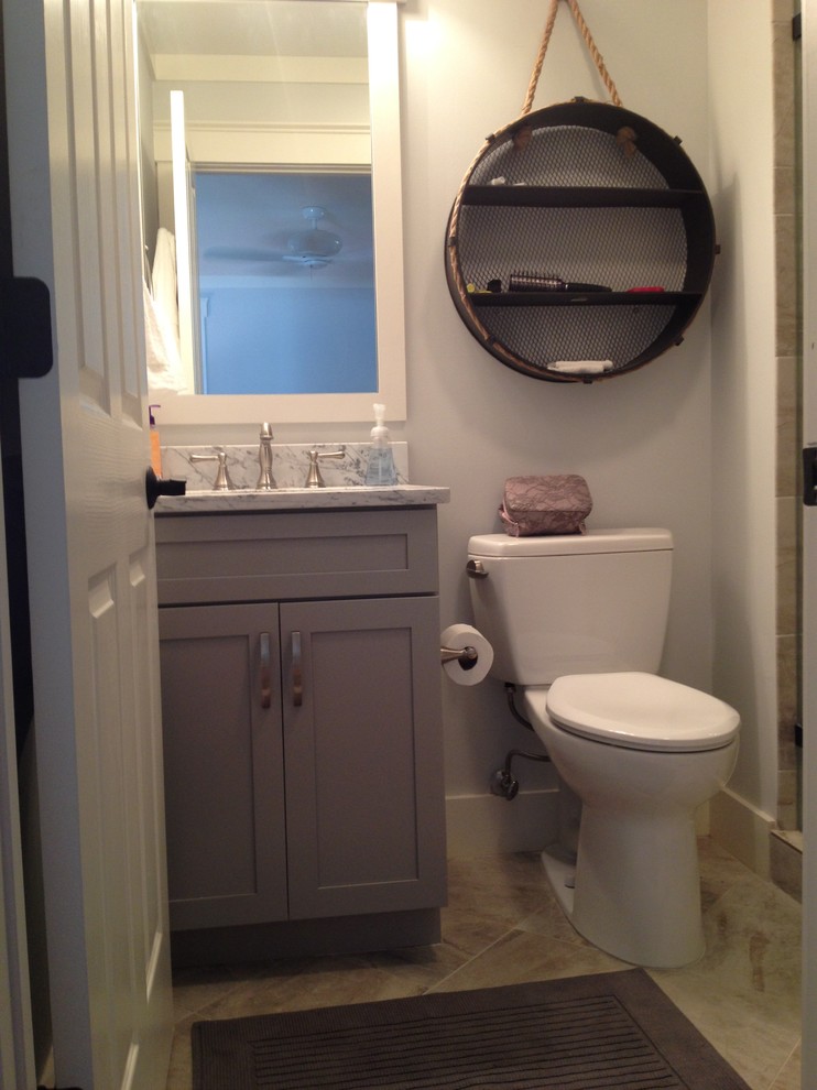 Foto på ett litet maritimt badrum med dusch, med ett undermonterad handfat, skåp i shakerstil, grå skåp, marmorbänkskiva, en dusch i en alkov, en toalettstol med separat cisternkåpa, beige kakel, keramikplattor, vita väggar och klinkergolv i keramik