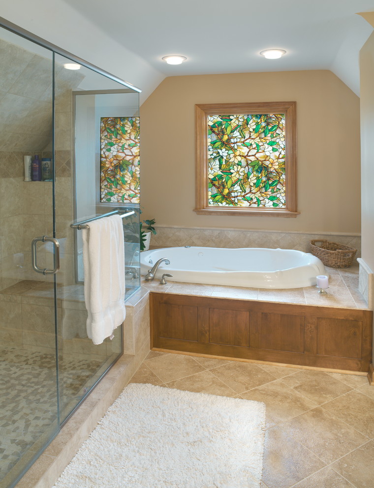 Aménagement d'une douche en alcôve principale classique avec un mur beige, une baignoire posée, un carrelage beige, des carreaux de céramique et un sol en carrelage de céramique.