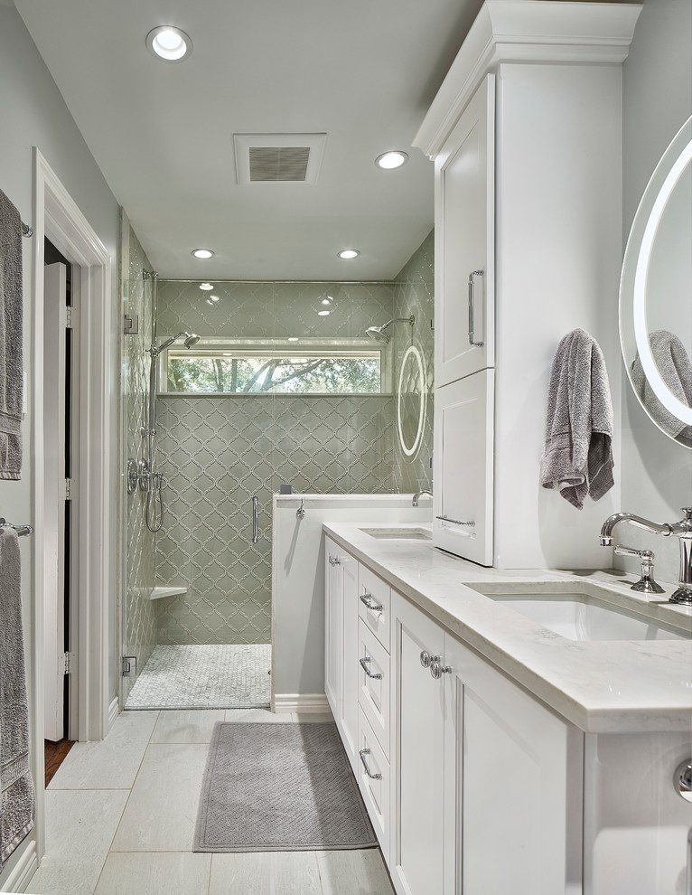 Источник вдохновения для домашнего уюта: ванная комната в стиле неоклассика (современная классика) с фасадами с утопленной филенкой, белыми фасадами, серой плиткой, стеклянной плиткой, серыми стенами, врезной раковиной, серым полом и белой столешницей