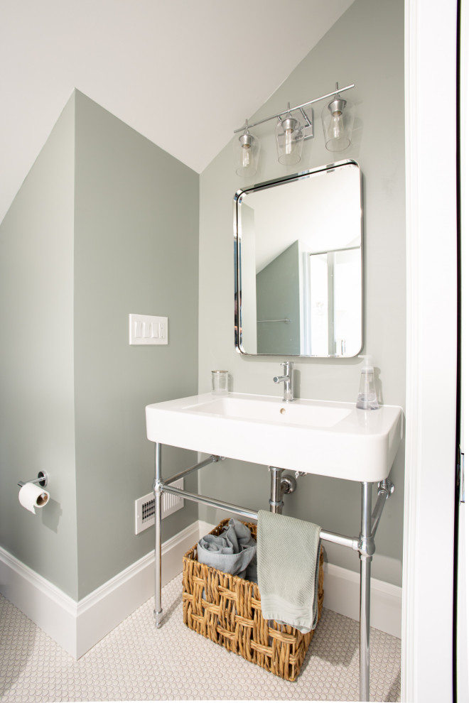 Idéer för små vintage vitt badrum, med vita skåp, en dusch i en alkov, en toalettstol med separat cisternkåpa, grön kakel, gröna väggar, klinkergolv i keramik, ett piedestal handfat, vitt golv och dusch med gångjärnsdörr