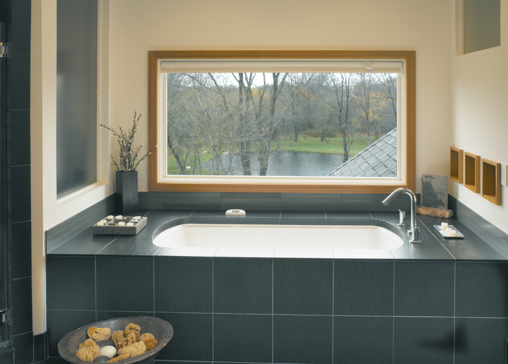 Exempel på ett modernt en-suite badrum, med ett fristående handfat, släta luckor, skåp i mellenmörkt trä, granitbänkskiva, ett undermonterat badkar, en hörndusch, en toalettstol med separat cisternkåpa, grå kakel och vita väggar