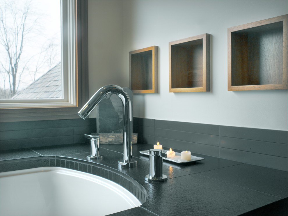Idéer för ett modernt en-suite badrum, med ett fristående handfat, granitbänkskiva, ett undermonterat badkar, en hörndusch, en toalettstol med separat cisternkåpa, grå kakel, vita väggar, släta luckor och skåp i mellenmörkt trä