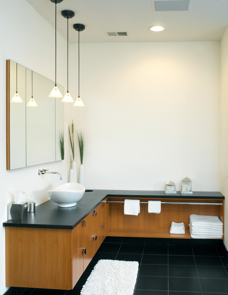 На фото: главная ванная комната в современном стиле с настольной раковиной, плоскими фасадами, фасадами цвета дерева среднего тона, полновстраиваемой ванной, угловым душем, раздельным унитазом, серой плиткой и белыми стенами