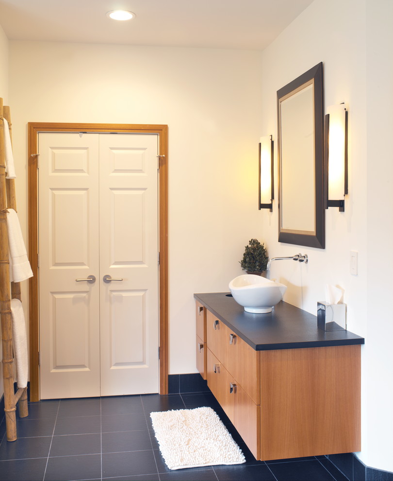 Idées déco pour une salle de bain principale contemporaine en bois brun avec une vasque, un placard à porte plane, un plan de toilette en granite, une baignoire encastrée, une douche d'angle, WC séparés, un carrelage gris et un mur blanc.
