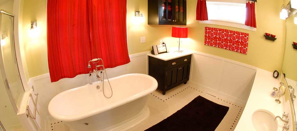 Ejemplo de cuarto de baño clásico renovado con bañera exenta, ducha esquinera, paredes amarillas, suelo con mosaicos de baldosas, aseo y ducha, encimera de laminado, suelo beige y ducha con puerta con bisagras