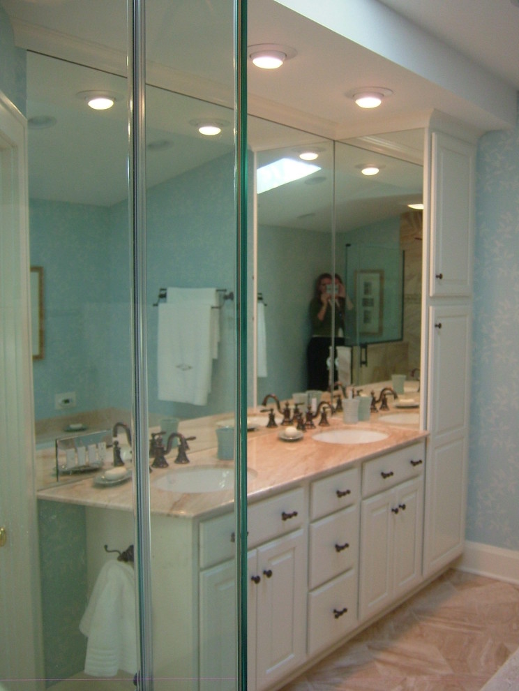 Inredning av ett klassiskt mellanstort en-suite badrum, med ett undermonterad handfat, luckor med upphöjd panel, vita skåp, marmorbänkskiva, ett undermonterat badkar, en dusch i en alkov, en toalettstol med separat cisternkåpa, beige kakel, stenkakel, blå väggar och marmorgolv