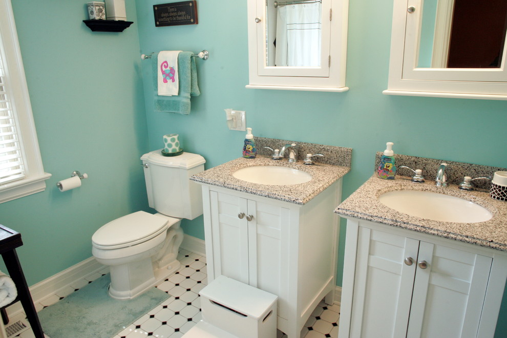 Idee per una stanza da bagno per bambini classica con lavabo sottopiano, consolle stile comò, ante bianche, top in granito, WC a due pezzi, pareti blu e pavimento con piastrelle in ceramica