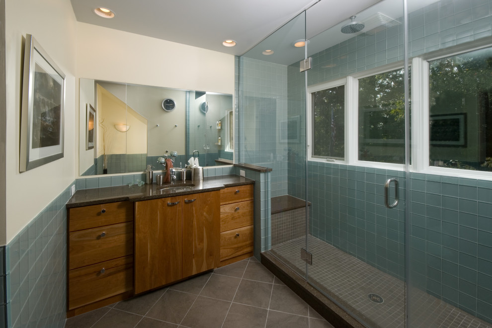 Cette image montre une salle de bain design en bois brun avec un lavabo encastré, un placard en trompe-l'oeil, une douche double, WC séparés, un carrelage bleu, un carrelage en pâte de verre, un mur beige et un sol en carrelage de céramique.