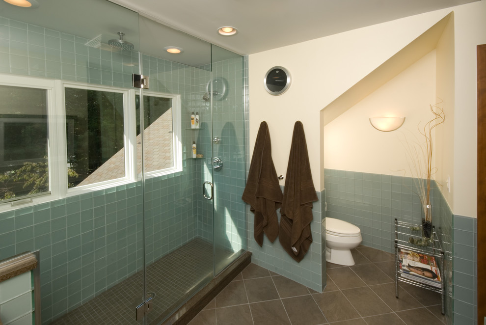 Réalisation d'une salle de bain design en bois brun avec un lavabo encastré, un placard en trompe-l'oeil, une douche double, WC séparés, un carrelage bleu, un carrelage en pâte de verre, un mur beige et un sol en carrelage de céramique.