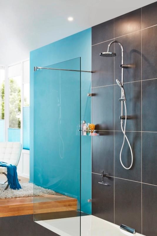 Modelo de cuarto de baño principal contemporáneo de tamaño medio con ducha a ras de suelo, paredes azules, suelo de madera en tonos medios, baldosas y/o azulejos negros y baldosas y/o azulejos de cerámica