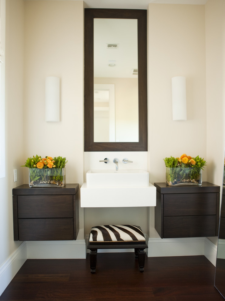 Foto di una stanza da bagno design con lavabo a bacinella, ante lisce e ante in legno bruno