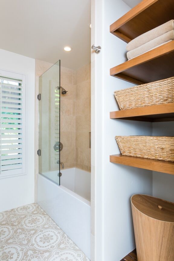 Idéer för mellanstora funkis en-suite badrum, med släta luckor, skåp i mellenmörkt trä, vit kakel, vita väggar, mosaikgolv och ett nedsänkt handfat