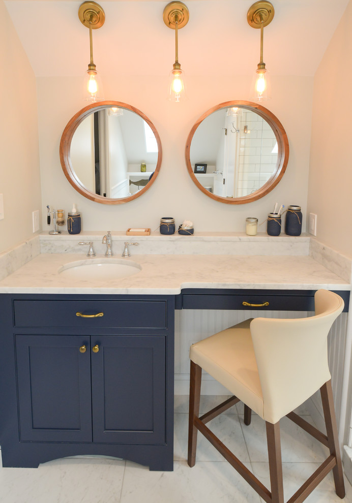 Exempel på ett stort klassiskt vit vitt en-suite badrum, med luckor med profilerade fronter, blå skåp, ett badkar med tassar, en dubbeldusch, marmorbänkskiva och dusch med gångjärnsdörr