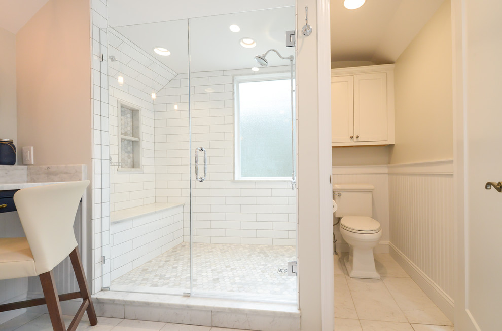 Стильный дизайн: большая главная ванная комната в стиле неоклассика (современная классика) с фасадами с декоративным кантом, синими фасадами, ванной на ножках, двойным душем, мраморной столешницей, душем с распашными дверями и белой столешницей - последний тренд