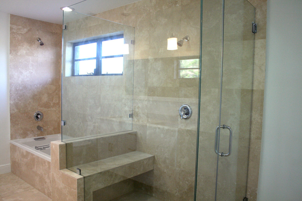 Großes Badezimmer En Suite mit Unterbauwaschbecken, Schrankfronten im Shaker-Stil, weißen Schränken, Marmor-Waschbecken/Waschtisch, Toilette mit Aufsatzspülkasten, beigen Fliesen und weißer Wandfarbe in Miami