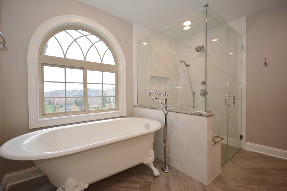 Exempel på ett stort klassiskt vit vitt en-suite badrum, med luckor med profilerade fronter, grå skåp, ett badkar med tassar, en kantlös dusch, en toalettstol med separat cisternkåpa, vit kakel, porslinskakel, grå väggar, klinkergolv i porslin, ett undermonterad handfat, bänkskiva i kvarts, grått golv och dusch med gångjärnsdörr