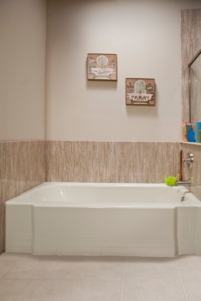 Exempel på ett klassiskt vit vitt en-suite badrum, med luckor med lamellpanel, vita skåp, ett badkar i en alkov, en dusch i en alkov, beige kakel, stenkakel, beige väggar, ett integrerad handfat och dusch med gångjärnsdörr