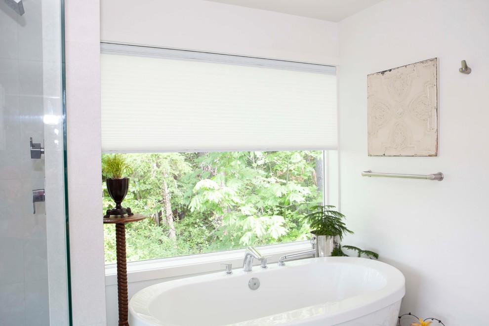 Идея дизайна: главная ванная комната среднего размера в классическом стиле с белыми стенами