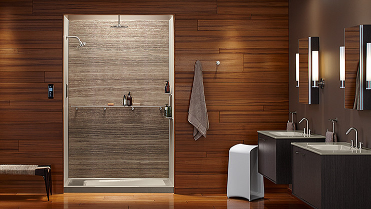 Bild på ett stort funkis en-suite badrum, med släta luckor, grå skåp, ett fristående badkar, en dusch i en alkov, grå kakel, stenhäll, beige väggar, mörkt trägolv, ett integrerad handfat, bänkskiva i kvarts, brunt golv och med dusch som är öppen