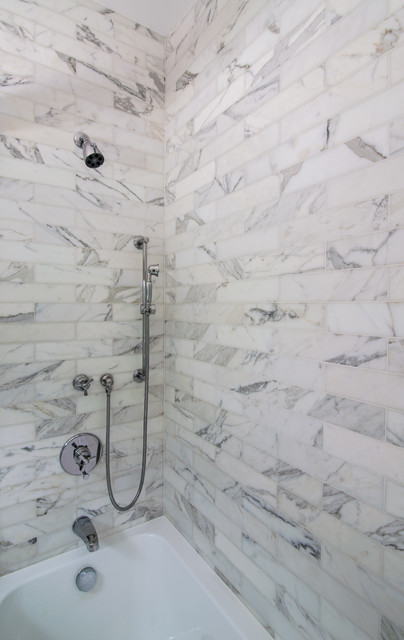 Bath And Shower With Gray Marble Subway Tile Moderno Cuarto De Baño Nueva York De Black