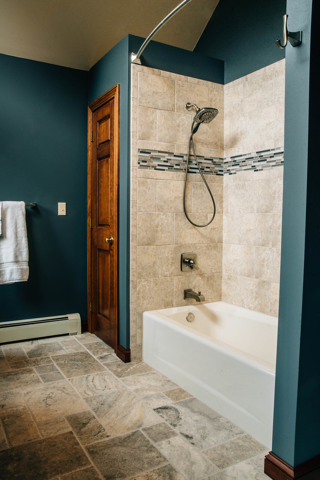 Idéer för mellanstora vintage grått en-suite badrum, med ett badkar i en alkov, en dusch/badkar-kombination, beige kakel, travertinkakel, gröna väggar, travertin golv, ett undermonterad handfat, granitbänkskiva, beiget golv och dusch med duschdraperi