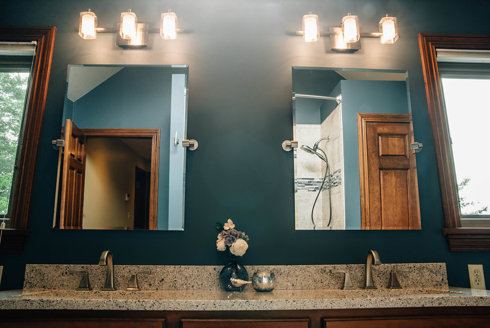 На фото: главная ванная комната среднего размера в стиле неоклассика (современная классика) с фасадами с выступающей филенкой, темными деревянными фасадами, ванной в нише, душем над ванной, бежевой плиткой, плиткой из травертина, зелеными стенами, полом из травертина, врезной раковиной, столешницей из гранита, бежевым полом, шторкой для ванной и серой столешницей с