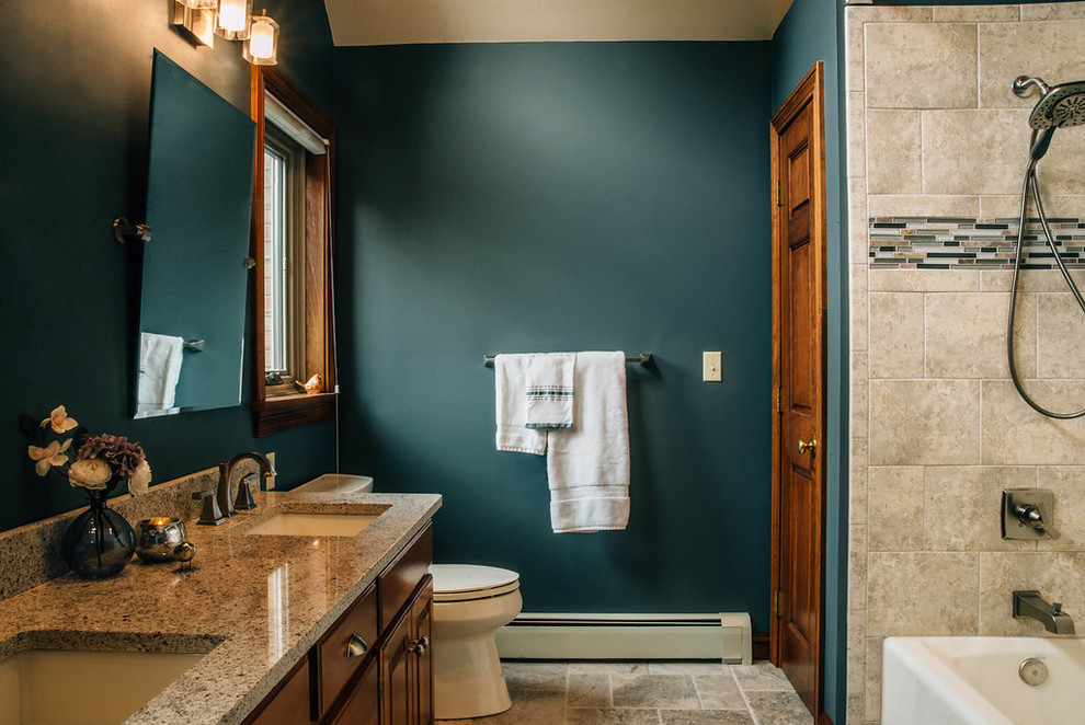 Idéer för mellanstora vintage grått en-suite badrum, med luckor med upphöjd panel, skåp i mörkt trä, ett badkar i en alkov, en dusch/badkar-kombination, beige kakel, travertinkakel, gröna väggar, travertin golv, ett undermonterad handfat, granitbänkskiva, beiget golv och dusch med duschdraperi