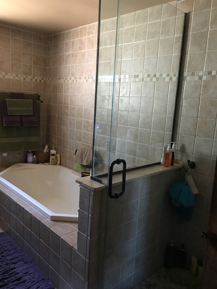 Ispirazione per una stanza da bagno tradizionale di medie dimensioni con vasca da incasso e doccia ad angolo