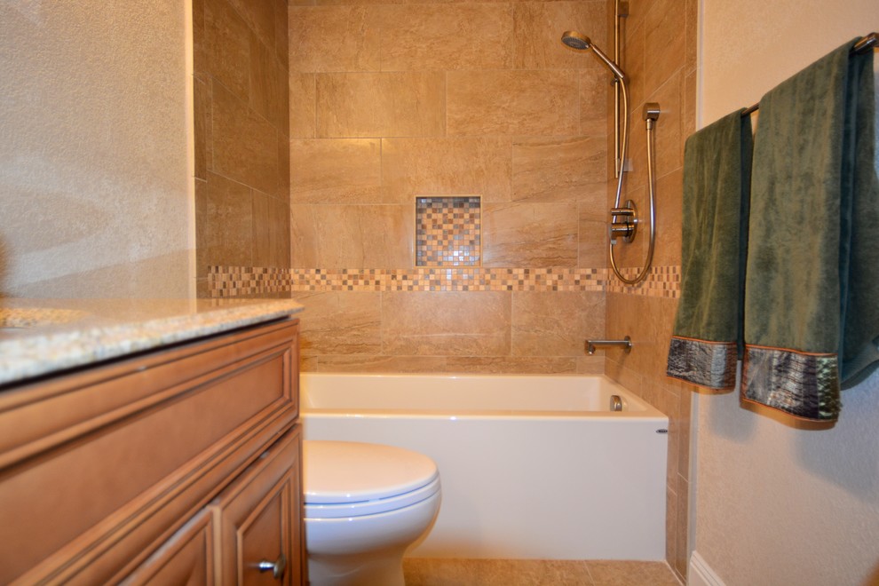 Idée de décoration pour une petite salle de bain design en bois brun pour enfant avec un placard avec porte à panneau encastré, un plan de toilette en granite, une baignoire en alcôve, un carrelage beige et des carreaux de céramique.