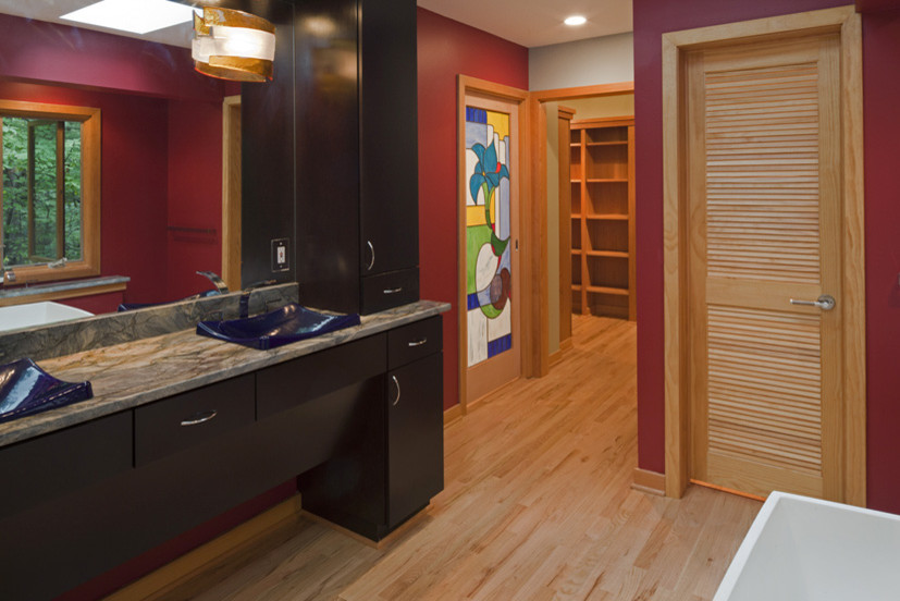 Idéer för att renovera ett stort vintage en-suite badrum, med luckor med profilerade fronter, svarta skåp, ett fristående badkar, en dusch i en alkov, röda väggar, mellanmörkt trägolv, ett nedsänkt handfat och granitbänkskiva