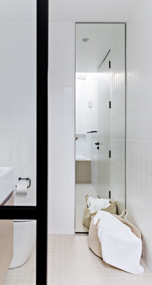 Réalisation d'une petite salle de bain principale design avec des portes de placard marrons, un bain japonais, un espace douche bain, WC à poser, un carrelage blanc, des carreaux de céramique, un mur blanc, un sol en carrelage de céramique, un lavabo suspendu, un sol beige et aucune cabine.