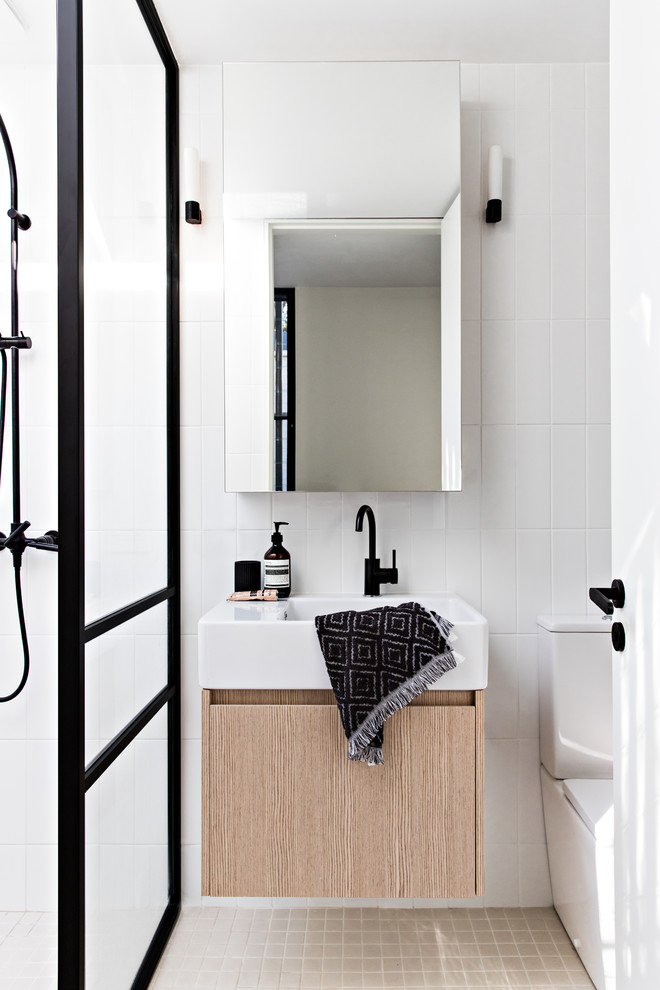Exempel på ett litet modernt vit vitt en-suite badrum, med ett japanskt badkar, en öppen dusch, vit kakel, keramikplattor, vita väggar, klinkergolv i porslin, beiget golv och med dusch som är öppen
