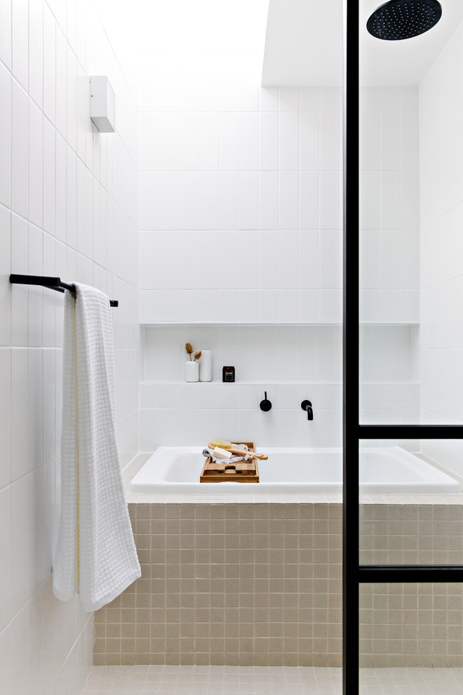 Свежая идея для дизайна: маленькая главная ванная комната в современном стиле с японской ванной, открытым душем, белой плиткой, керамической плиткой, белыми стенами, полом из керамогранита, бежевым полом, открытым душем и белой столешницей для на участке и в саду - отличное фото интерьера