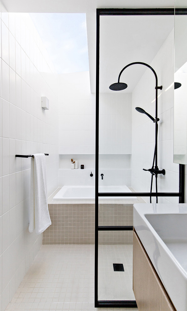 Idée de décoration pour une petite salle de bain principale design en bois clair avec un bain japonais, un espace douche bain, un carrelage blanc, des carreaux de céramique, un mur blanc, un lavabo suspendu, un sol beige et aucune cabine.