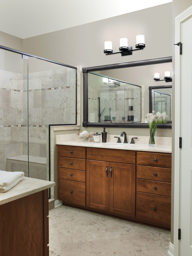 Esempio di una stanza da bagno classica con ante in stile shaker, ante in legno scuro, doccia alcova, piastrelle beige, pareti grigie e lavabo sottopiano