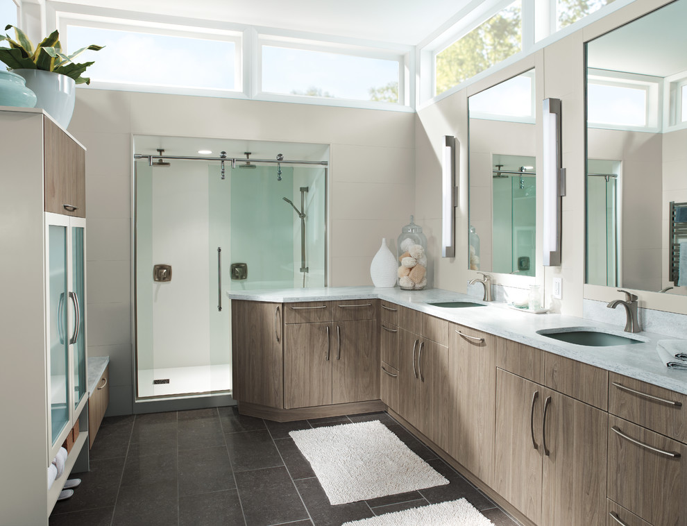 Foto di una stanza da bagno minimal con ante lisce, ante in legno scuro, doccia alcova, pareti beige e lavabo sottopiano