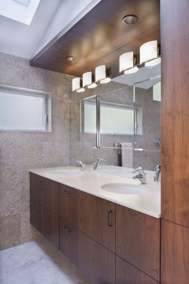 Modelo de cuarto de baño contemporáneo con armarios con paneles lisos, puertas de armario de madera en tonos medios, baldosas y/o azulejos marrones y losas de piedra